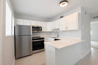 2660 NE 8th Ave in Wilton Manors, FL - Building Photo - Building Photo