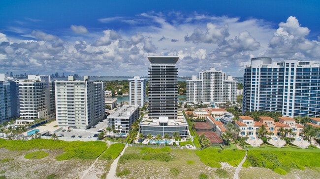 5875 Collins Ave in Miami Beach, FL - Building Photo - Building Photo