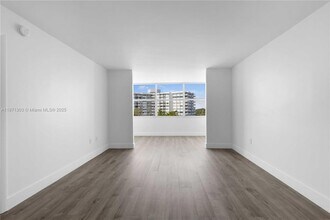 1300 NE Miami Gardens Dr, Unit 517E in Miami, FL - Foto de edificio - Building Photo