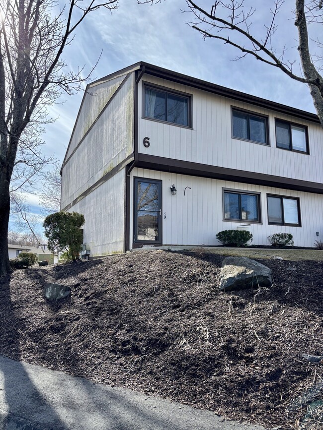 27 Crows Nest Ln in Danbury, CT - Building Photo - Building Photo