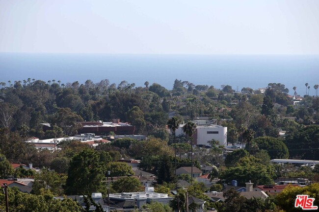 1310 Goucher St in Los Angeles, CA - Foto de edificio - Building Photo