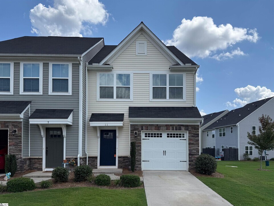 11 Carlow Ct in Simpsonville, SC - Building Photo