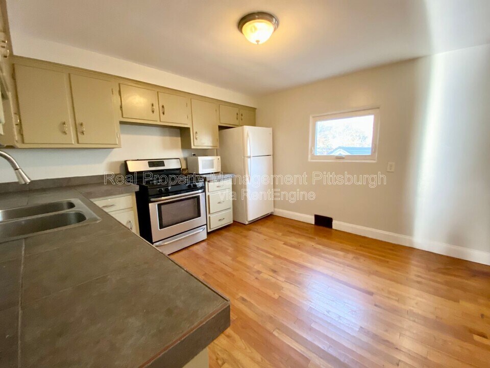 825 Collins St in Pittsburgh, PA - Building Photo