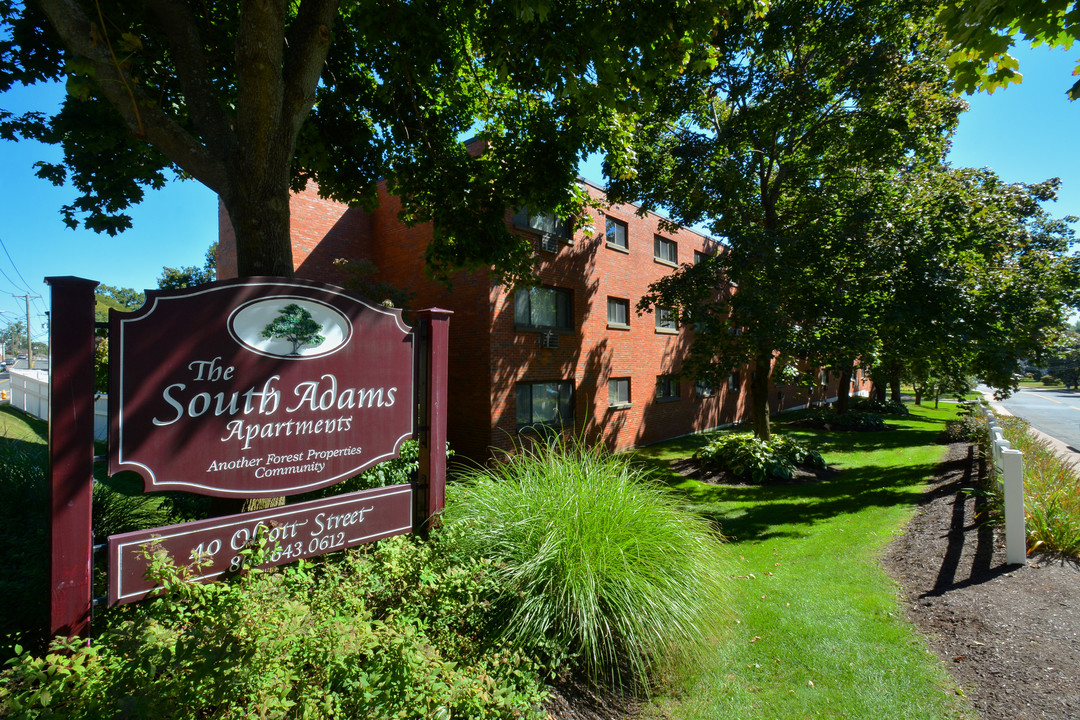 The South Adams in Manchester, CT - Foto de edificio