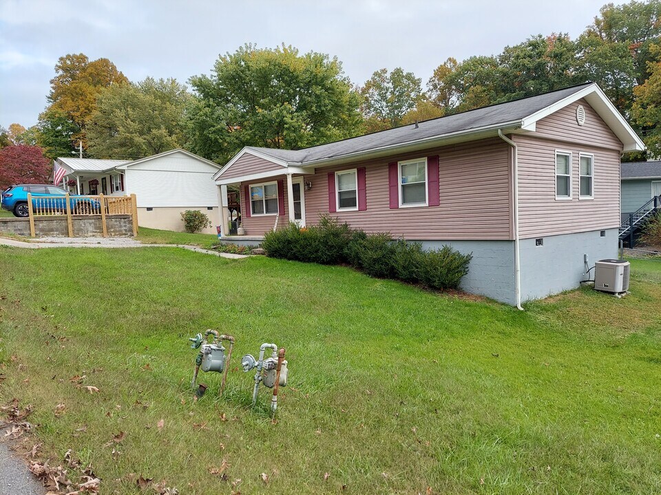 405 Fayette Circle in Fayetteville, WV - Foto de edificio