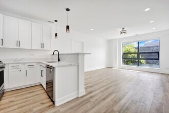 4350 W Lawrence Ave in Chicago, IL - Foto de edificio - Building Photo