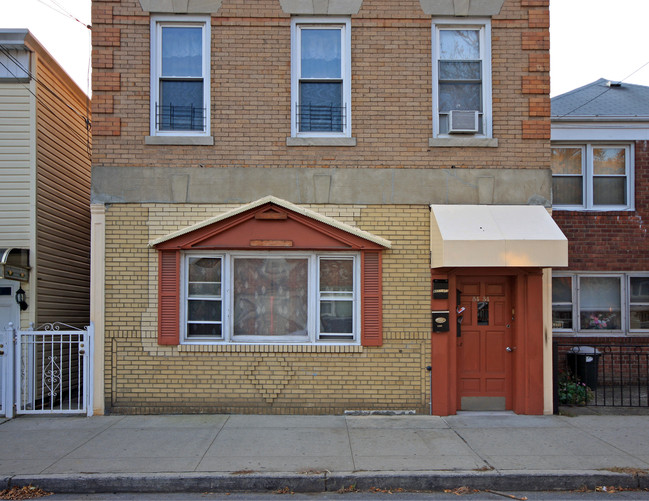 84-34 102nd Ave in Jamaica, NY - Foto de edificio - Building Photo