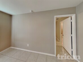 707 Odlozil Ln, Unit 214 NW 11th St in Ennis, TX - Foto de edificio - Building Photo