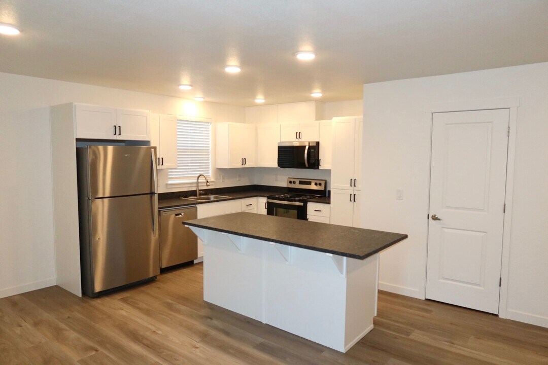 6615 Devon Ave SE in Salem, OR - Foto de edificio