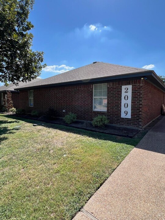 2009 S 11th St in Waco, TX - Building Photo