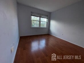 1705 Green Hollow Dr in Iselin, NJ - Building Photo - Building Photo
