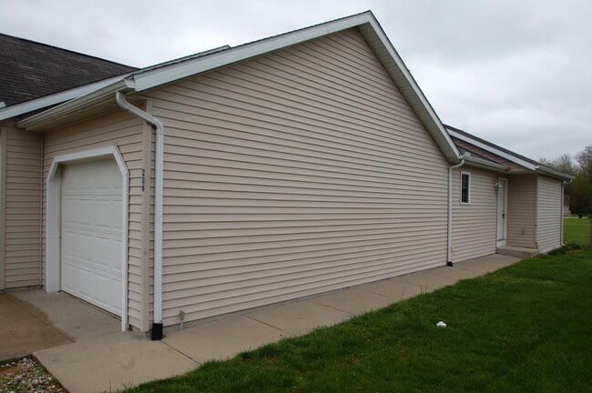 206 Tanglewood Dr in Goshen, IN - Building Photo - Building Photo