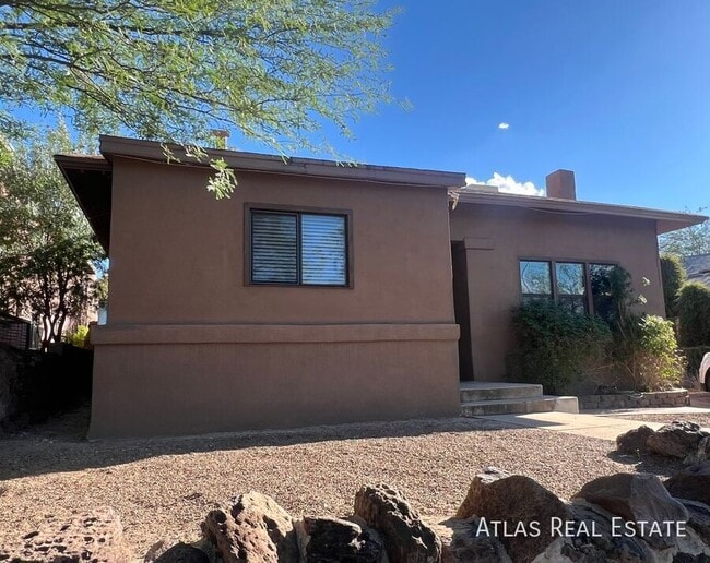 property at 810 E 9th St
