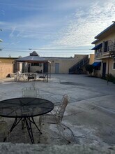 1018 E 32nd St, Unit D in Signal Hill, CA - Building Photo - Building Photo