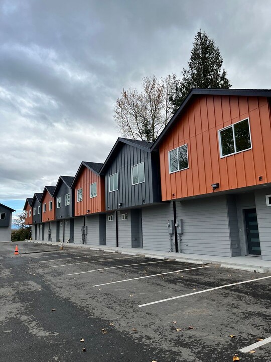 5874 Cedar St in Ferndale, WA - Foto de edificio