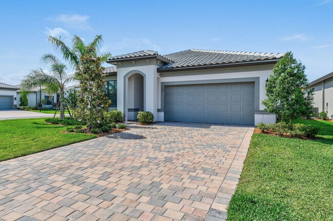 758 SE Courances Dr in Port St. Lucie, FL - Building Photo - Building Photo