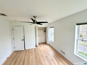 19 Lakeview Dr in Branford, CT - Building Photo - Building Photo