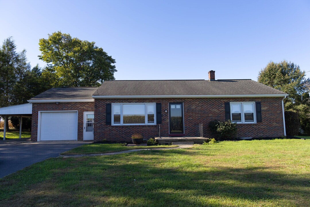 1988 W Main St in Ephrata, PA - Building Photo