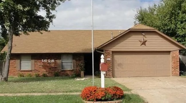 1608 Oakcliff Rd