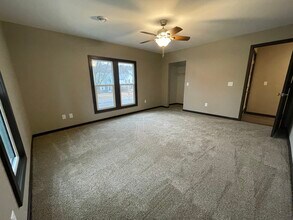 416 N Broad St, Unit upper in Mankato, MN - Foto de edificio - Building Photo