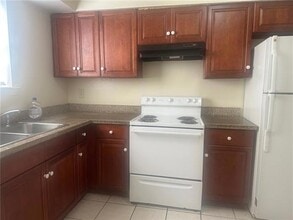 2909 Lake Villa Dr in Metairie, LA - Foto de edificio - Building Photo