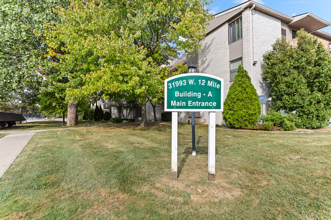 31993 W 12 Mile Rd, Unit 101 in Farmington Hills, MI - Building Photo - Building Photo
