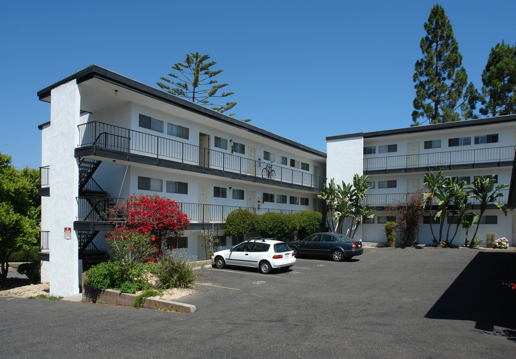 Villa Flores Apartments in Santa Barbara, CA - Foto de edificio
