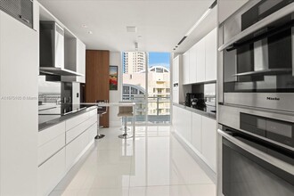 900 Brickell Key Blvd in Miami, FL - Building Photo - Building Photo