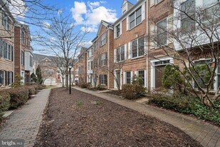 2425 Huntington Park Dr in Alexandria, VA - Building Photo