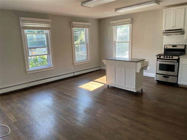 9 Oyster Bay Road in Locust Valley, NY - Building Photo - Building Photo