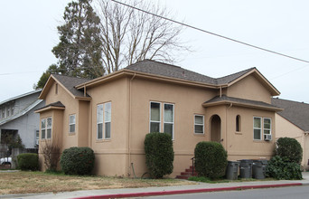 457 Walnut St in Woodland, CA - Foto de edificio - Building Photo