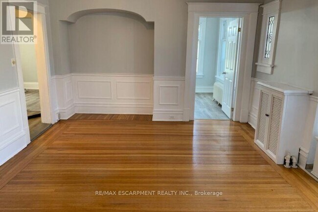 2 Undermount Ave in Hamilton, ON - Building Photo - Building Photo