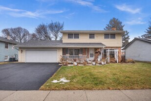 235 Ridge Dr in Dekalb, IL - Building Photo