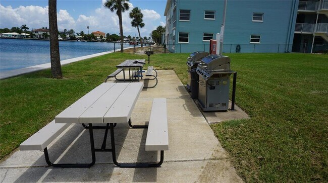 300 64th Ave in St Pete Beach, FL - Foto de edificio - Building Photo