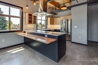 1133 NW Wall St in Bend, OR - Building Photo - Building Photo