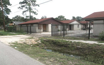 Weaver Road Apartments in Houston, TX - Building Photo - Building Photo