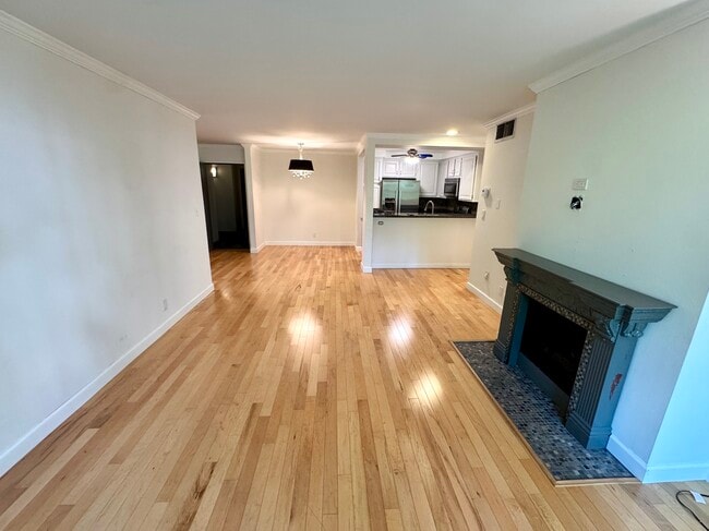 950 N Kings Rd, Unit 143 in West Hollywood, CA - Building Photo - Building Photo