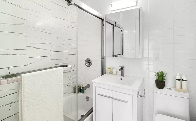 444 W 48th St-Unit -1A in New York, NY - Building Photo - Building Photo