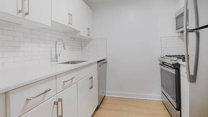 400 W 37th St in New York, NY - Building Photo