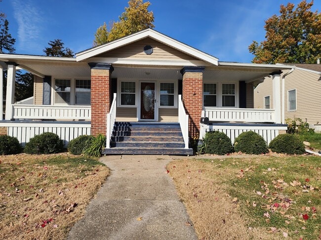 property at 1119 Maplewood Dr NE