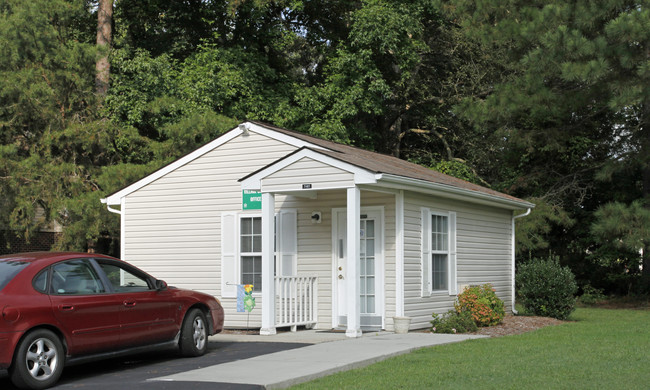 Village Green Apartments in Gloucester, VA - Foto de edificio - Building Photo