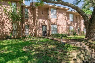 5825 Hollytree Dr in Tyler, TX - Building Photo - Building Photo