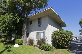 Courtyard Apartments in Van Nuys, CA - Building Photo - Building Photo