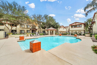 ReNue Downtown Apartments in Phoenix, AZ - Foto de edificio - Building Photo