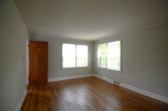 1657 Cedar Ave, Unit 3 in Cincinnati, OH - Foto de edificio - Building Photo