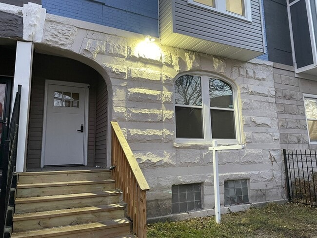 property at 4505 W Congress Pkwy