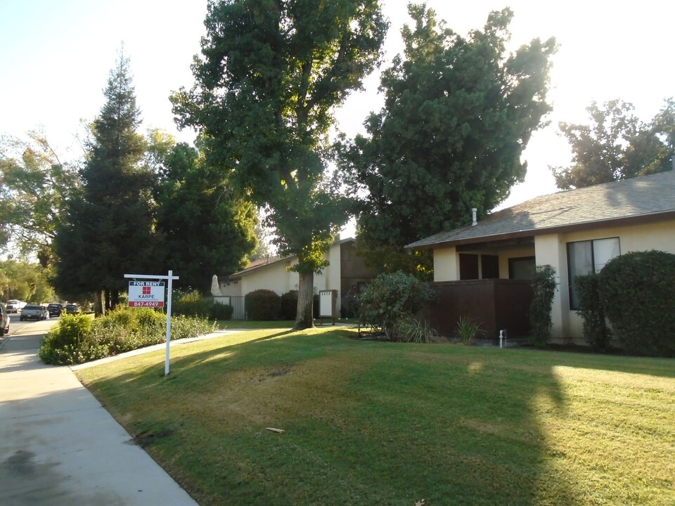 6812 N Half Moon Dr in Bakersfield, CA - Building Photo