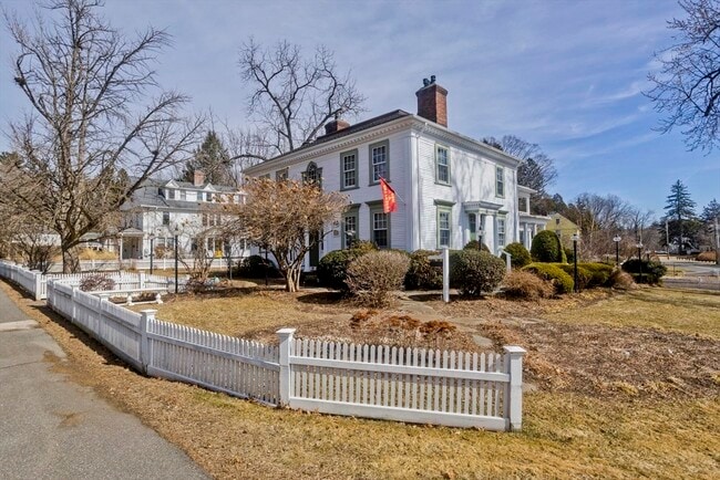 25 Woodbridge St in South Hadley, MA - Building Photo - Building Photo