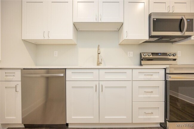 1008 Elmwood Ave in Buffalo, NY - Building Photo - Building Photo