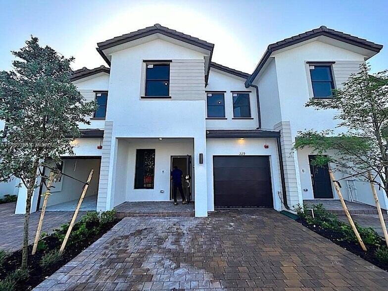 229 SW 159th Way in Pembroke Pines, FL - Foto de edificio